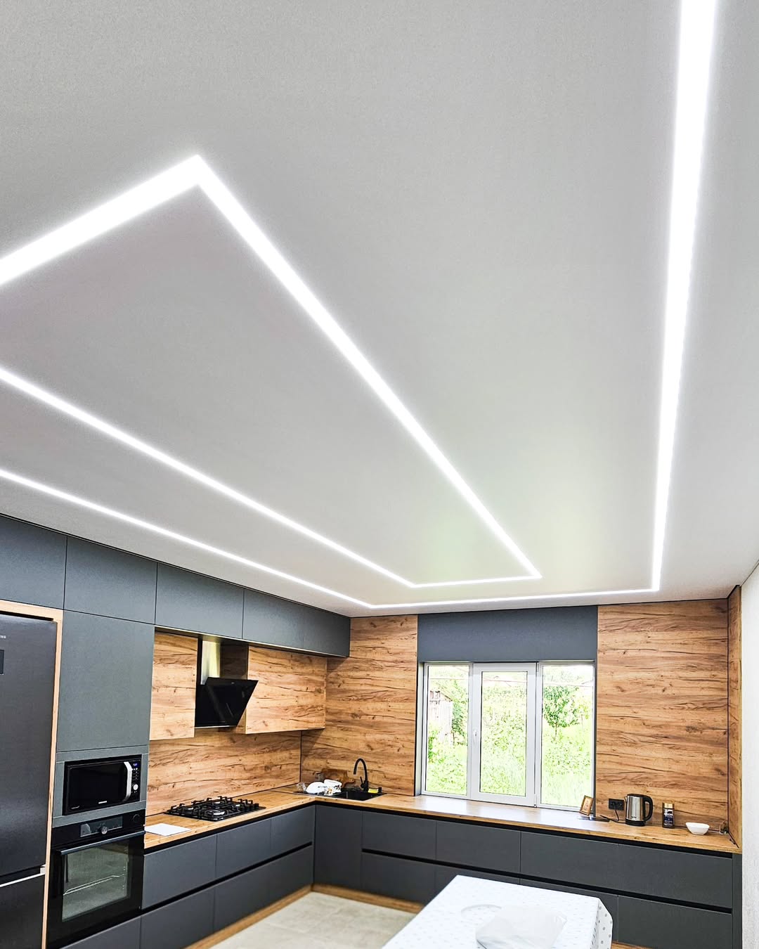 Matte PVC Spanndecke mit LED Lichtkanälen