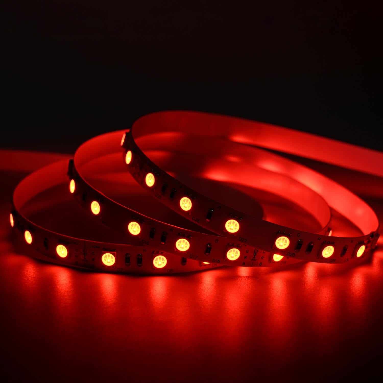 24V RGB LED Strip 5M mit 60 LEDs/m und 14,4W/m Leistung für stimmungsvolle Beleuchtung.