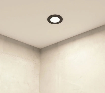 Schwarzer, runder GU10-Spot mit hoher Schutzart IP65 für feuchte Umgebungen.