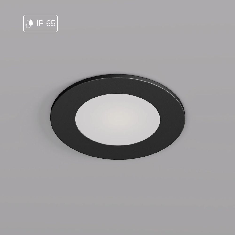 Schwarzer IP65-GU10-Spot für Feuchträume, schwenkbar und modern gestaltet.