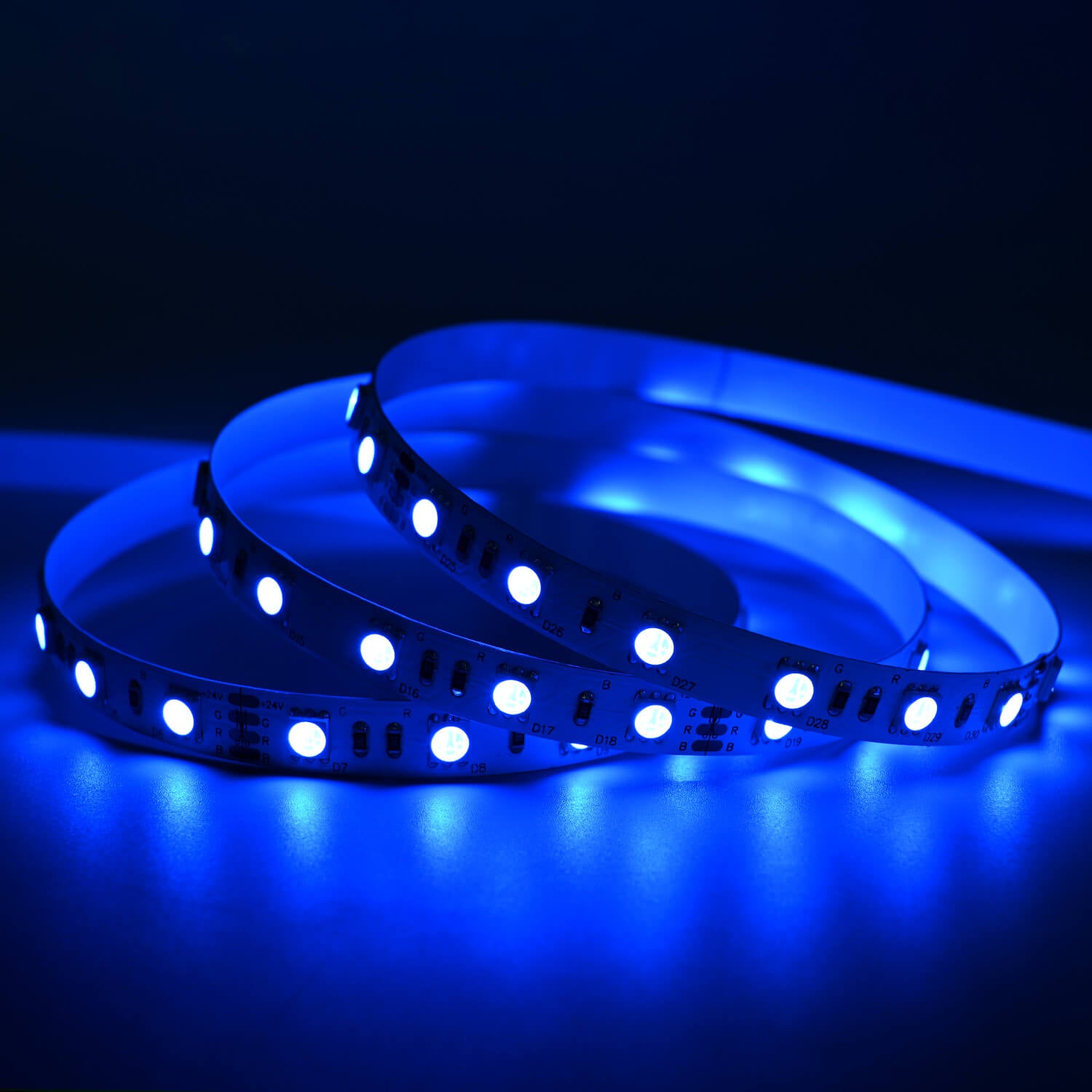 RGB LED Band 24V 14,4W/m mit 60 LEDs pro Meter für Wohn- und Gewerbeanwendungen.