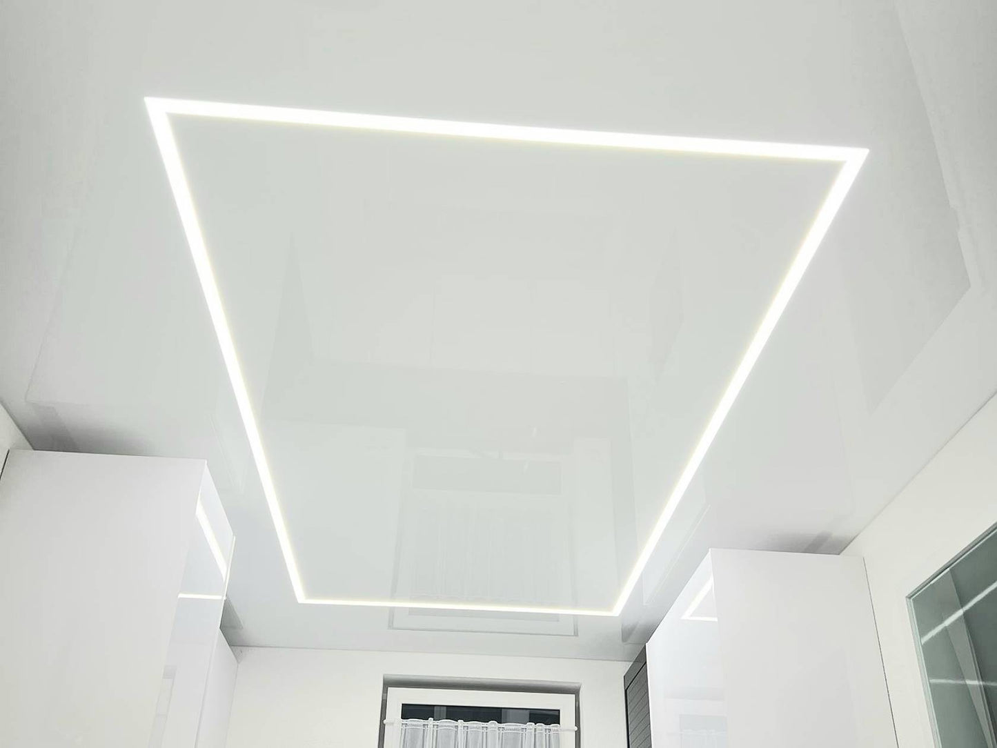 Spanndecke von CEILITEC mit integriertem LED-Lichtkanal, modern und gleichmäßig beleuchtet.