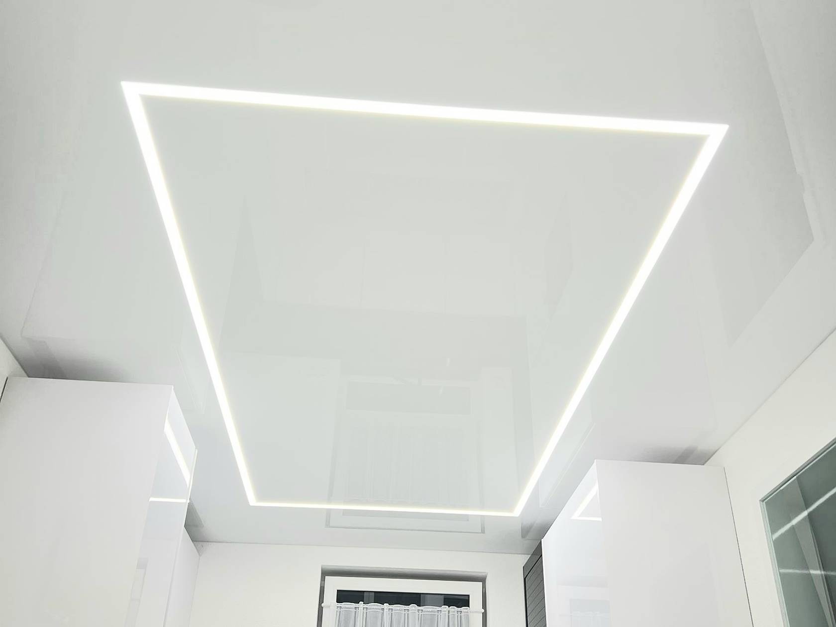 Spanndecke von CEILITEC mit integriertem LED-Lichtkanal, modern und gleichmäßig beleuchtet.